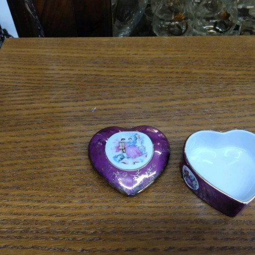 Porcelain jewelry box like new, purple with gold details