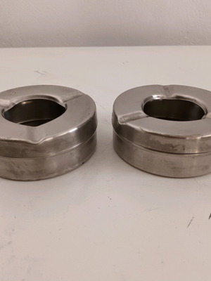 Round Windproof Ashtrays with Lid 95x35mm, like new, set of 2