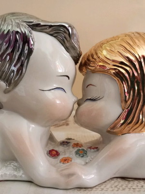 Порцеланова декорация с бебета нова, златни и сребърни коси