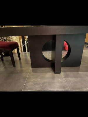 Extendable dining table in wenge color with unique base, like new