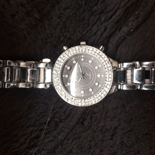 Women's wristwatch new silver with round dial and rhinestones