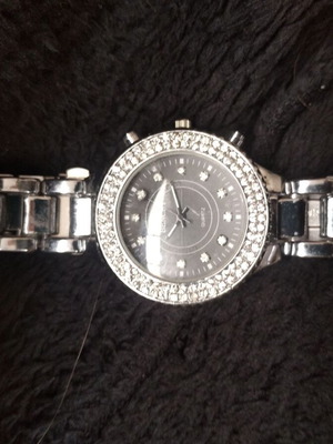 Women's wristwatch new silver with round dial and rhinestones