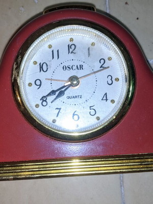 Vintage Oscar Quartz Table Clock Piano Shape like new, red and gold