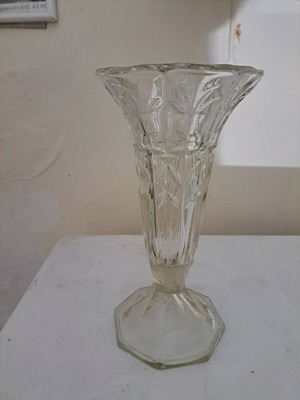 Glass vase vintage like new