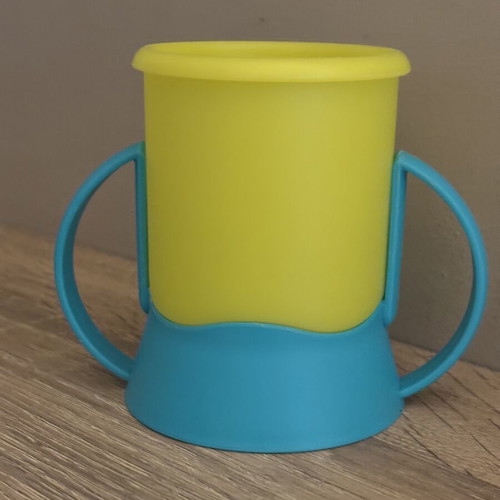 Tupperware educational cup 2 in 1 with double handle like new