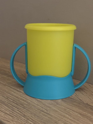 Tupperware educational cup 2 in 1 with double handle like new