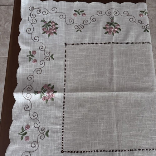 Square table linen with pink flowers new condition 86x86 cm