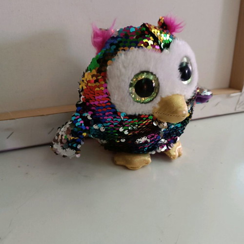 Plush owl used with sequins and glitter eyes