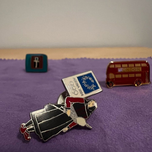 Collectible pins like new, set of 3 pieces
