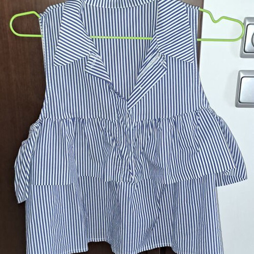Striped blouse with ruffles and open shoulders like new, size M