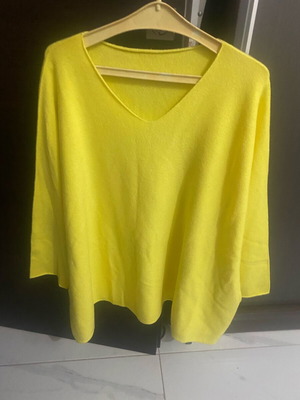Oversized yellow pullover like new, size XXL
