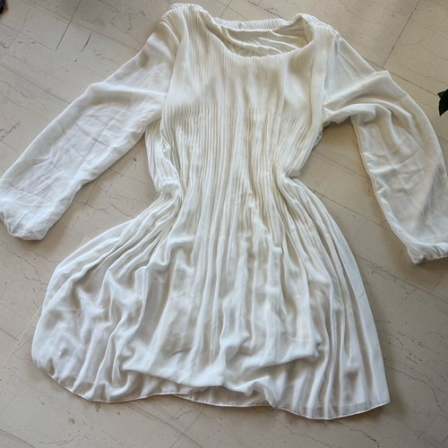White pleated dress with sleeves in very good condition