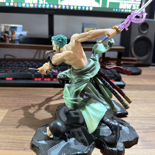 Roronoa Zoro figure like new with three swords and extra head