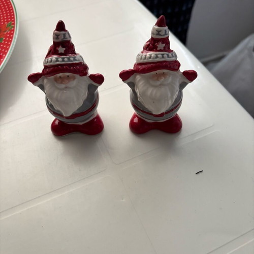 Salt and pepper shakers shaped like Santa Claus like new