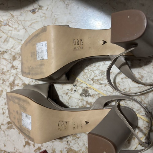 Carrano beige leather sandals new, size 40, with heel