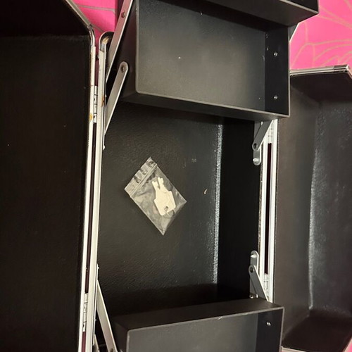 Aesthetic case like new for carrying nail polish and hairdressing items