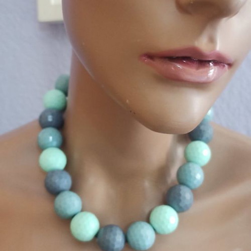 Necklace with green colored beads new