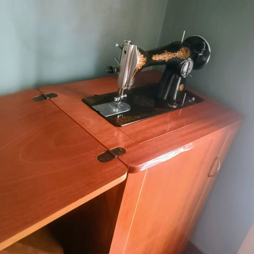 Pavlin Antique Sewing Machine Made in USSR like new