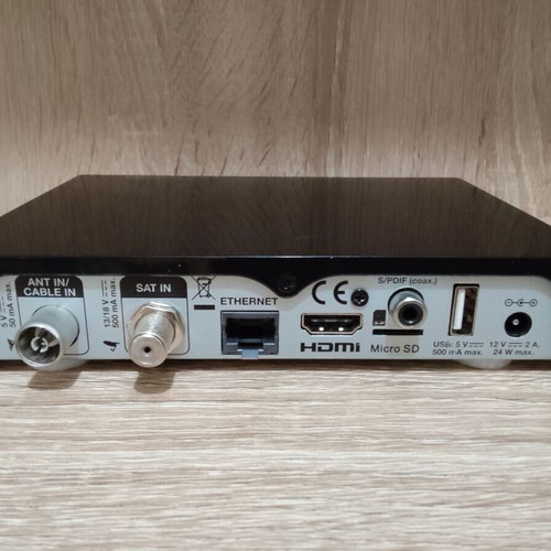 Strong SRT 2401 4K UHD dual DVB-S2 DVB-T2 DVB-C combo receiver, like new