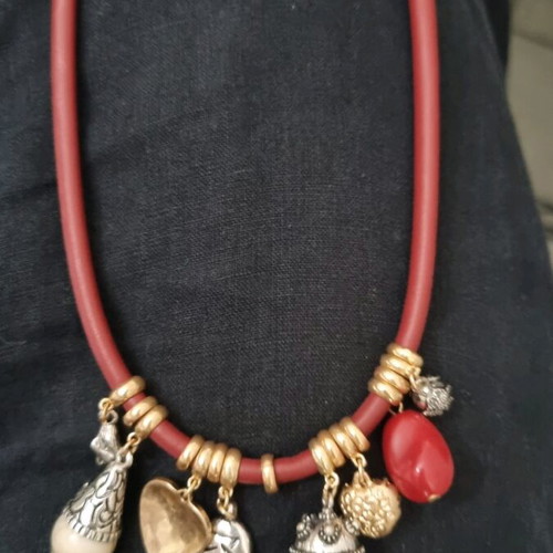 Necklace like new with various brown elements