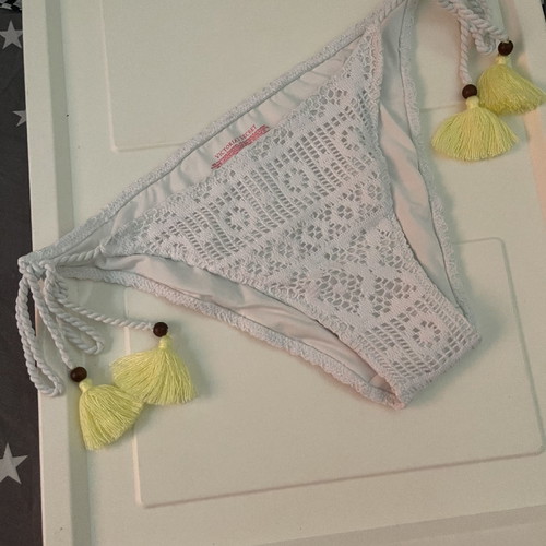 Victoria's Secret bikini bottom new with embroidery, white, size M