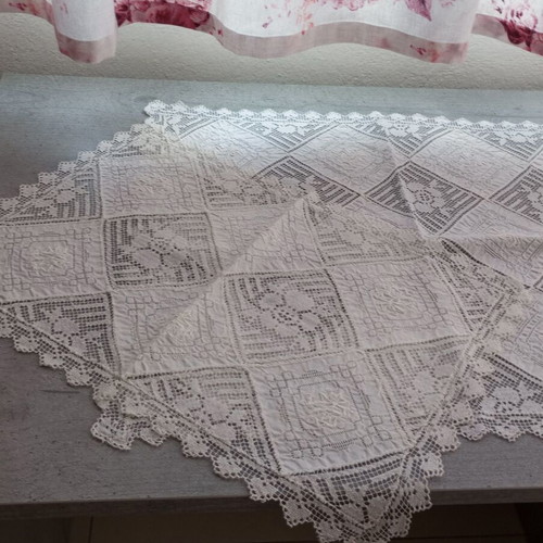 Set of 3 vintage table runners like new
