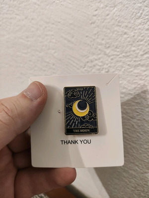 The Moon pin like new