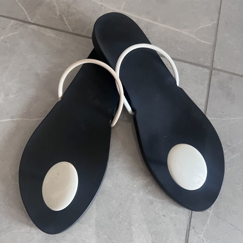 Ipanema with Starck flip-flops size 39 like new, black and white