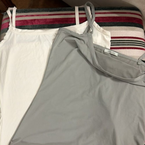 Intimissimi T-shirts size small like new, set of 2