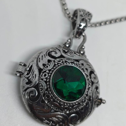 Locket pendant with green crystal vintage like new