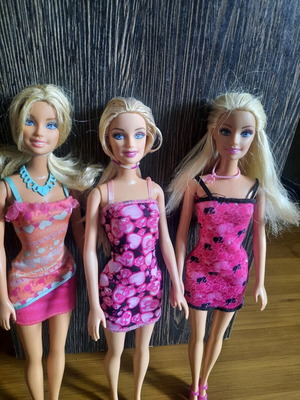 Lot of 3 original Mattel Barbie dolls 2009