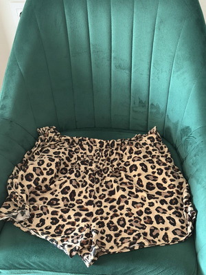 Stradivarius leopard print shorts like new, elasticated waistband, size S