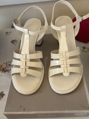 Tamaris sandals like new, size 39, platform style