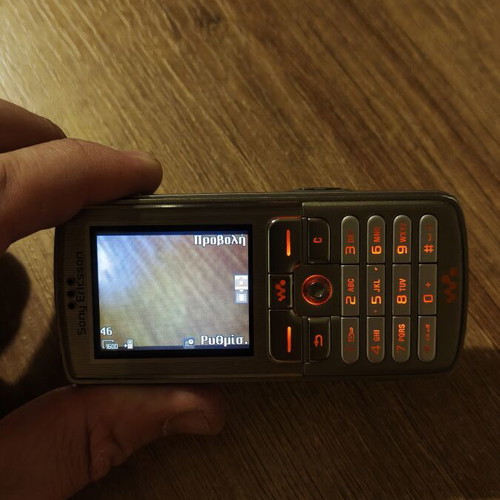 Sony Ericsson W800 Walkman phone with charger, no battery
