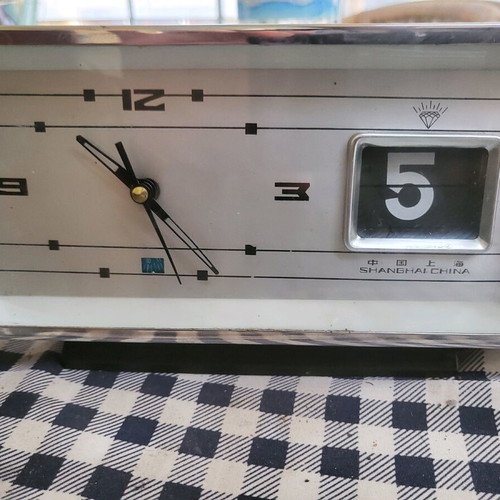 Analog tabletop clock used