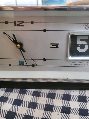 Analog tabletop clock used