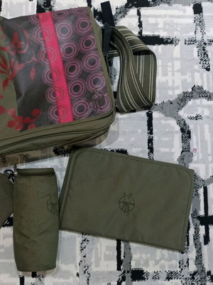 Laessig shoulder bag like new with multiple compartments
