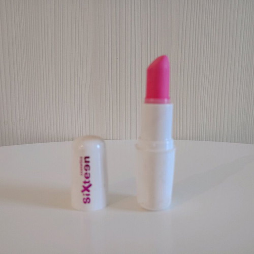 Sixteen lipstick like new