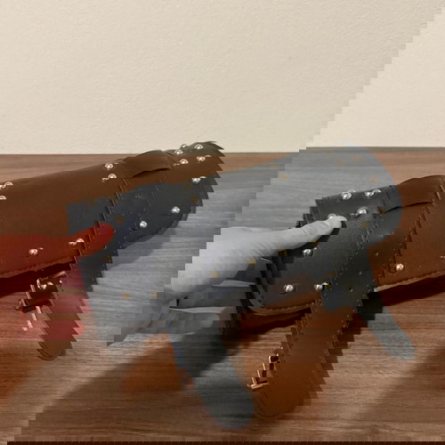 Δερμάτινη Πλαϊνή Τσάντα Μηχανής για Τσόπερ – Vintage Σχέδιο με Καρφιά