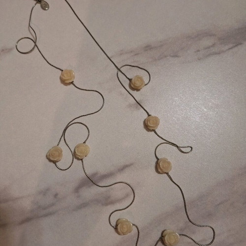 Necklace with white roses