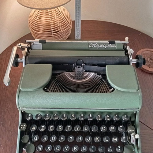 Olympia SM1 typewriter like new, portable, 1950s model