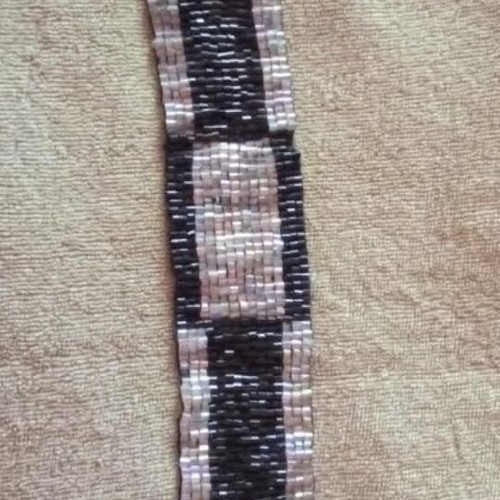 Bracelet with iridescent white and black glass beads, new