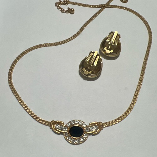 Necklace and clip-on earrings like new