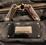 Emporio Armani αυθεντική τσάντα χειρός μαύρη ύφασμα με το logo με λουστριν και χρυσέςλεπτομέρειες (αγορά 560 ευρώ)