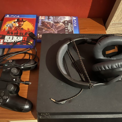 PlayStation 4 κονσόλα μεταχειρισμένη με παιχνίδια, χειριστήριο και ακουστικά