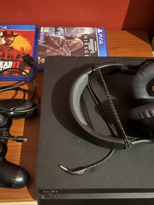PlayStation 4 κονσόλα μεταχειρισμένη με παιχνίδια, χειριστήριο και ακουστικά