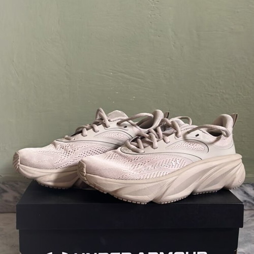 Under Armour athletic shoes like new, size 37.5, beige