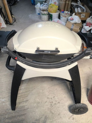 Ψησταριά Weber Q2200/200 με βάση Premium Patio Cart μεταχειρισμένη