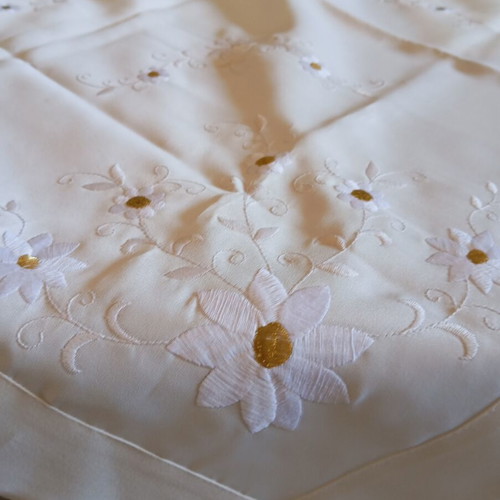 Square tablecloth with delicate white flowers and gold details, like new