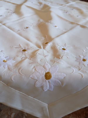 Square tablecloth with delicate white flowers and gold details, like new